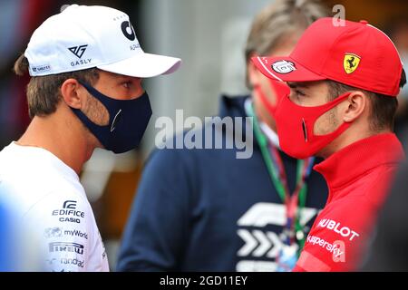 (L bis R): Pierre Gasly (FRA) AlphaTauri mit Charles Leclerc (MON) Ferrari. Großer Preis von Belgien, Samstag, 29. August 2020. Spa-Francorchamps, Belgien. Stockfoto