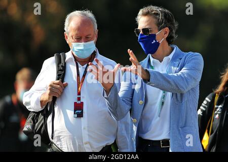 (L bis R): Jerome Stoll (FRA) Renault Sport F1 President mit Patrick Marinoff (GER) Alpine Managing Director. Stockfoto