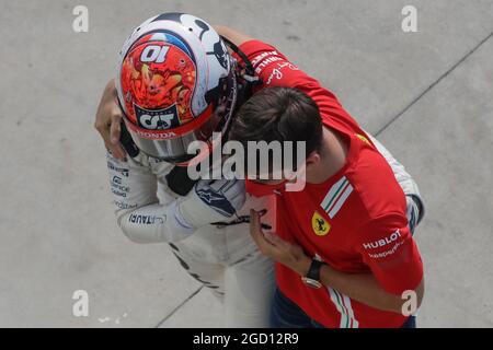 Rennsieger Pierre Gasly (FRA) AlphaTauri feiert mit Charles Leclerc (MON) Ferrari im Parc Ferme. Großer Preis von Italien, Sonntag, 6. September 2020. Monza Italien. FIA Pool-Bild nur zur redaktionellen Verwendung Stockfoto