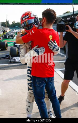 Rennsieger Pierre Gasly (FRA) AlphaTauri feiert mit Charles Leclerc (MON) Ferrari im Parc Ferme. Großer Preis von Italien, Sonntag, 6. September 2020. Monza Italien. FIA Pool-Bild nur zur redaktionellen Verwendung Stockfoto