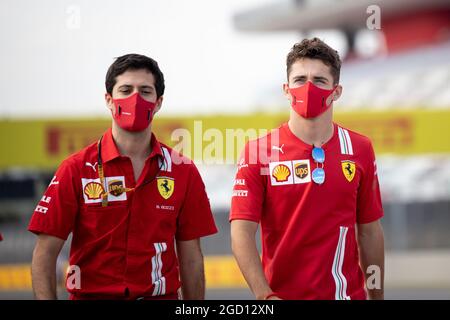 Charles Leclerc (MON) Ferrari geht mit dem Team auf der Rennstrecke. Großer Preis der Toskana, Donnerstag, 10. September 2020. Mugello Italien. Stockfoto