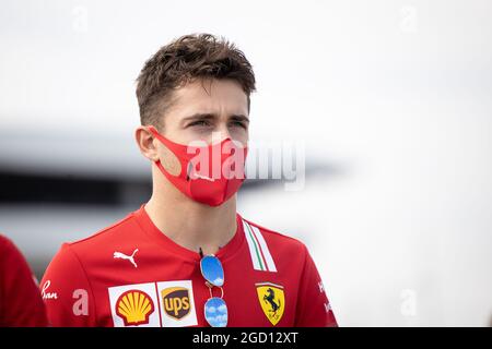 Charles Leclerc (MON) Ferrari geht mit dem Team auf der Rennstrecke. Großer Preis der Toskana, Donnerstag, 10. September 2020. Mugello Italien. Stockfoto