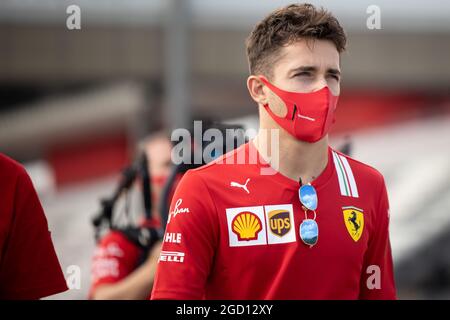 Charles Leclerc (MON) Ferrari geht mit dem Team auf der Rennstrecke. Großer Preis der Toskana, Donnerstag, 10. September 2020. Mugello Italien. Stockfoto