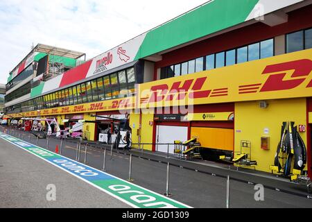 Atmosphäre auf der Rennstrecke - Renault F1 Team Boxengaragen. Großer Preis der Toskana, Donnerstag, 10. September 2020. Mugello Italien. Stockfoto