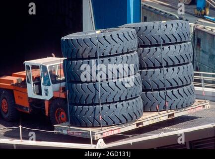 Ro-Ro-Betrieb im Hamburger Hafen. Stockfoto