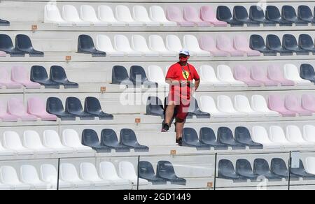 Circuit Atmosphäre - ein Fan in der Tribüne. Großer Preis der Toskana, Sonntag, 13. September 2020. Mugello Italien. FIA Pool-Bild nur zur redaktionellen Verwendung Stockfoto