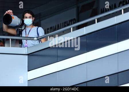 Paddock-Atmosphäre - Fotograf. Großer Preis von Russland, Freitag, 25. September 2020. Sotschi Autodrom, Sotschi, Russland. Stockfoto