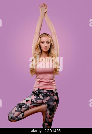 Eine junge Frau mit schönen blonden, langen Haaren (22 Jahre) in einer Reihe von Yoga- und Fitnessposen, die im Studio auf einem schlichten Hintergrund aufgenommen wurden. Stockfoto