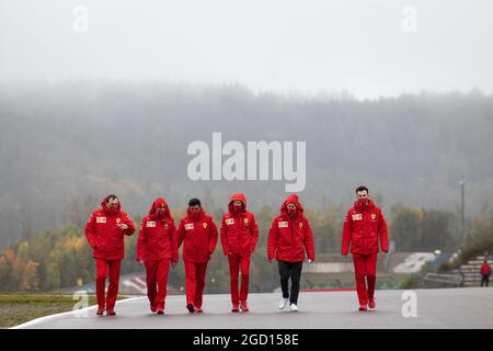 Sebastian Vettel (GER) Ferrari geht mit dem Team auf die Rennstrecke. Großer Preis der Eifel, Donnerstag, 8. Oktober 2020. Nurbugring, Deutschland. Stockfoto