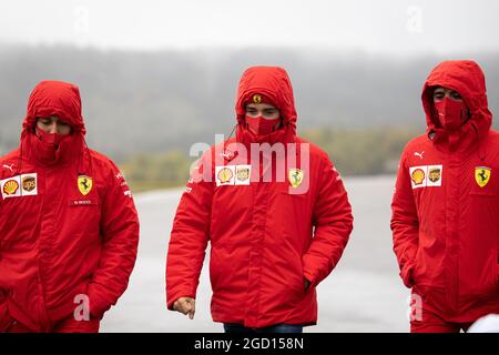 Charles Leclerc (MON) Ferrari geht mit dem Team auf der Rennstrecke. Großer Preis der Eifel, Donnerstag, 8. Oktober 2020. Nurbugring, Deutschland. Stockfoto