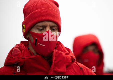 Sebastian Vettel (GER) Ferrari geht mit dem Team auf die Rennstrecke. Großer Preis der Eifel, Donnerstag, 8. Oktober 2020. Nurbugring, Deutschland. Stockfoto