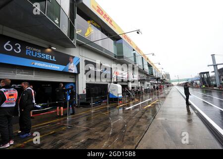 Williams Racing Boxengaragen im nassen ersten Training. Großer Preis der Eifel, Freitag, 9. Oktober 2020. Nurbugring, Deutschland. Stockfoto