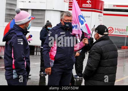 Otmar Szafnauer (USA) Racing Point F1 Team Principal und CEO mit Norbert Vettel (GER), Vater von Sebastian Vettel (GER) Ferrari. Großer Preis der Eifel, Freitag, 9. Oktober 2020. Nurbugring, Deutschland. Stockfoto