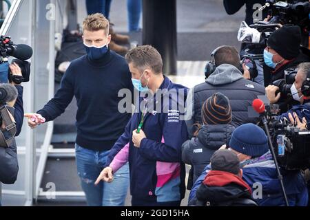 Nico Hulkenberg (GER) kommt im Fahrerlager an, nachdem das Lance Stroll (CDN) Racing Point F1 Team das dritte Training verpasst hat. Großer Preis der Eifel, Samstag, 10. Oktober 2020. Nurbugring, Deutschland. Stockfoto