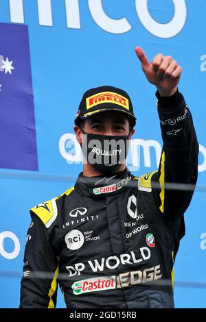 Daniel Ricciardo (AUS) das Renault F1 Team feiert seinen dritten Platz auf dem Podium. Eifel Grand Prix, Sonntag, 11. Oktober 2020. Nurbugring, Deutschland. Stockfoto