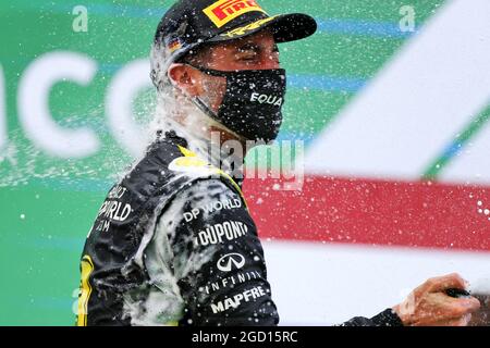 Daniel Ricciardo (AUS) das Renault F1 Team feiert seinen dritten Platz auf dem Podium. Eifel Grand Prix, Sonntag, 11. Oktober 2020. Nurbugring, Deutschland. Stockfoto