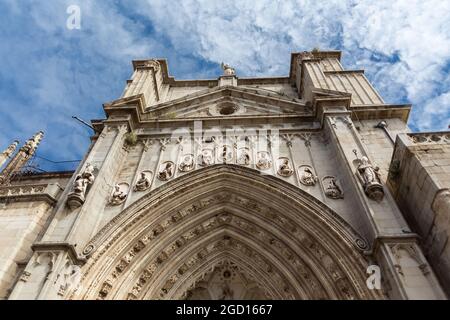 Toledo / Spanien - 05 12 2021: Detailansicht des gotischen Denkmalgebäudes, Seitenfassade mit Ornamenten, Primatenkathedrale der Heiligen Maria von Toledo Stockfoto