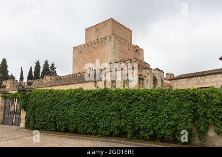 Cuidad Rodrigo Spanien - 05 12 2021: Blick auf die Burg Enrique II, Parador de Ciudad Rodrigo, Fußgängerweg in der mittelalterlichen Festung Stockfoto