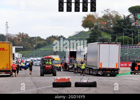 Atmosphäre auf der Rennstrecke - Lastwagen auf der Start-/Zielgeraden. Emilia Romagna Grand Prix, Donnerstag, 29. Oktober 2020. Imola, Italien. Stockfoto