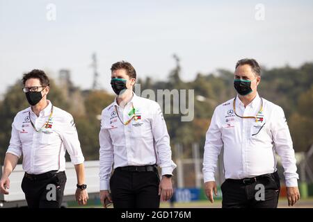 (L bis R): Andrew Shovlin (GBR) Mercedes AMG F1 Engineer; James Vowles (GBR) Mercedes AMG F1 Chief Strategist; und Ron Meadows (GBR) Mercedes GP Team Manager, gehen die Strecke. Emilia Romagna Grand Prix, Freitag, 29. Oktober 2020. Imola, Italien. Stockfoto