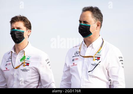 (L bis R): James Vowles (GBR) Mercedes AMG F1 Chief Strategist und Ron Meadows (GBR) Mercedes GP Team Manager gehen die Strecke. Emilia Romagna Grand Prix, Freitag, 29. Oktober 2020. Imola, Italien. Stockfoto