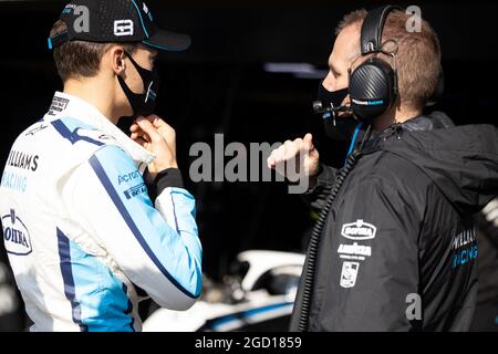 (L bis R): George Russell (GBR) Williams Racing mit Adam Carter (GBR) Williams Racing Deputy Chief Designer & Head of Design. Großer Preis der Türkei, Freitag, 13. November 2020. Istanbul, Türkei. Stockfoto