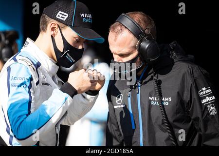 (L bis R): George Russell (GBR) Williams Racing mit Adam Carter (GBR) Williams Racing Deputy Chief Designer & Head of Design. Großer Preis der Türkei, Freitag, 13. November 2020. Istanbul, Türkei. Stockfoto