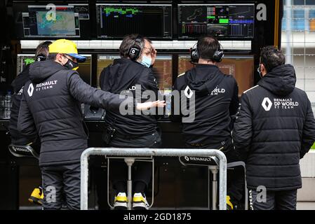 Esteban Ocon (FRA) Renault F1 Team und Daniel Ricciardo (AUS) Renault F1 Team auf der Boxengasse. Großer Preis der Türkei, Samstag, 14. November 2020. Istanbul, Türkei. Stockfoto