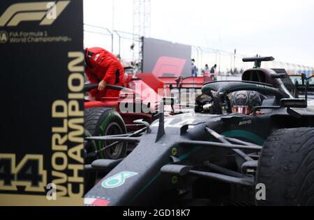 Rennsieger und Weltmeister Lewis Hamilton (GBR) Mercedes AMG F1 W11 feiert im Parc Ferme. Großer Preis der Türkei, Sonntag, 15. November 2020. Istanbul, Türkei. Stockfoto