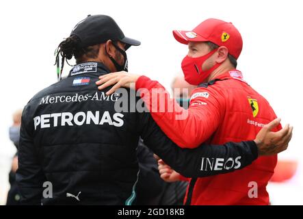 (L bis R): Rennsieger und Weltmeister Lewis Hamilton (GBR) Mercedes AMG F1 feiert mit Sebastian Vettel (GER) Ferrari im Parc Ferme. Großer Preis der Türkei, Sonntag, 15. November 2020. Istanbul, Türkei. Stockfoto