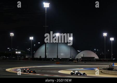 Nichola Latifi (CDN) Williams Racing FW43 und Alexander Albon (THA) Red Bull Racing RB16. Großer Preis von Bahrain, Samstag, 28. November 2020. Sakhir, Bahrain. Stockfoto