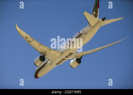 Circuit Atmosphere - Gulf Air fliegen vorbei. Großer Preis von Bahrain, Sonntag, 29. November 2020. Sakhir, Bahrain. Stockfoto