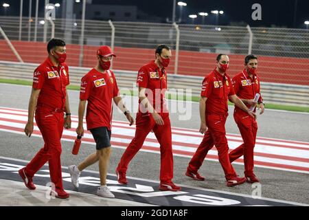 Sebastian Vettel (GER) Ferrari geht mit dem Team auf die Rennstrecke. Sakhir Grand Prix, Donnerstag, 3. Dezember 2020. Sakhir, Bahrain. Stockfoto