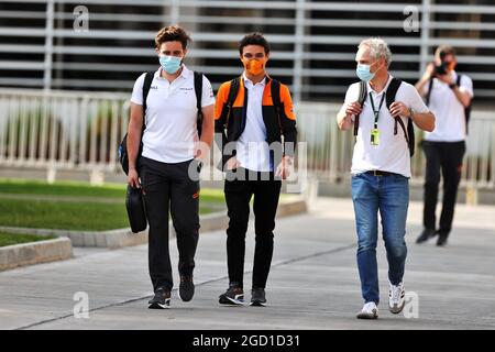 Lando Norris (GBR) McLaren (Mitte) mit seinem Vater Adam Norris (GBR). Formula One Testing, Freitag, 12. März 2021. Sakhir, Bahrain. Stockfoto