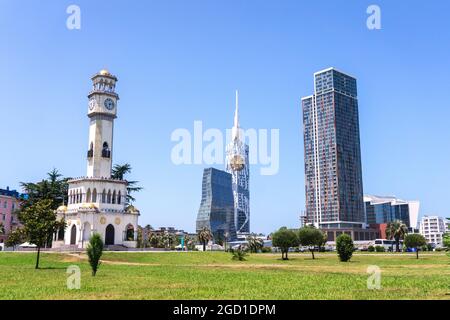 BATUMI, ADJARA, GEORGIA - 2. JULI 2021: Porta Batumi, Chacha and Technological University Towers und Radisson Blu Hotel am Meeresufer Miracle Park, Batumi, Georgia Stockfoto