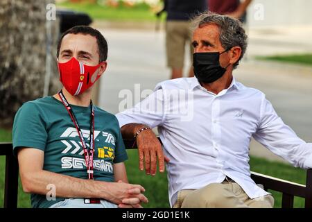 (L bis R): Nicolas Todt (FRA) Driver Manager mit Alain Prost (FRA) Alpine F1 Team Non-Executive Director. Großer Preis von Bahrain, Donnerstag, 25. März 2021. Sakhir, Bahrain. Stockfoto