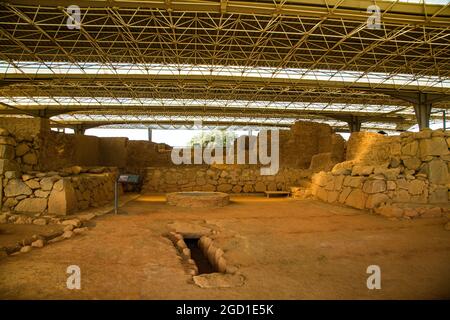 Mauern, Umgebung, Räume und Details der archäologischen Stätte des Tartessischen Tempels von Cancho Roano, mit Überresten von Atlantis Stockfoto