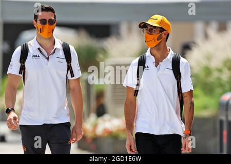 Daniel Ricciardo (AUS) McLaren mit Michael Italiano (AUS) McLaren Performance Coach. Großer Preis von Bahrain, Freitag, 26. März 2021. Sakhir, Bahrain. Stockfoto
