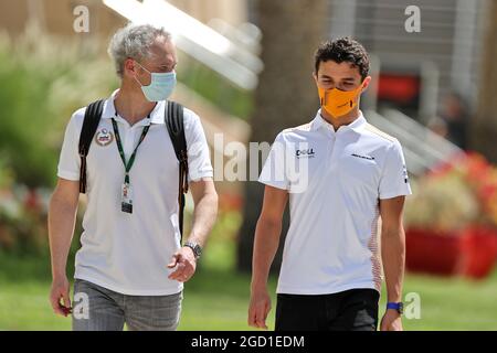 Lando Norris (GBR) McLaren mit seinem Vater Adam Norris (GBR). Großer Preis von Bahrain, Samstag, 27th. März 2021. Sakhir, Bahrain. Stockfoto
