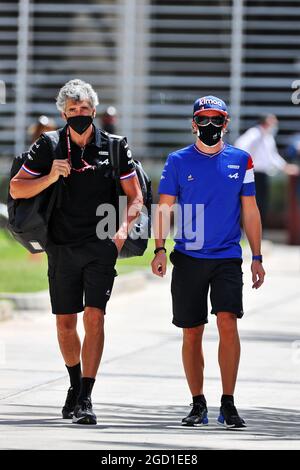 Fernando Alonso (ESP) Alpine F1 Team mit Edoardo Bendinelli (ITA) Alpine F1 Team Personal Trainer. Großer Preis von Bahrain, Samstag, 27th. März 2021. Sakhir, Bahrain. Stockfoto