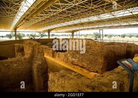 Mauern, Umgebung, Räume und Details der archäologischen Stätte des Tartessischen Tempels von Cancho Roano, mit Überresten von Atlantis Stockfoto