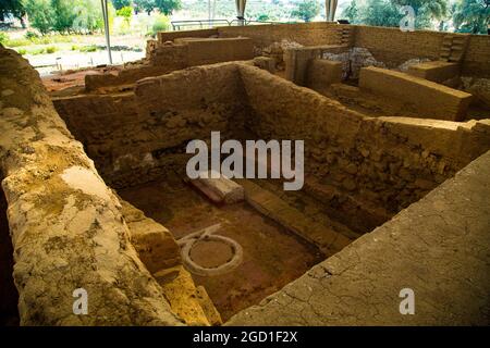 Mauern, Umgebung, Räume und Details der archäologischen Stätte des Tartessischen Tempels von Cancho Roano, mit Überresten von Atlantis Stockfoto