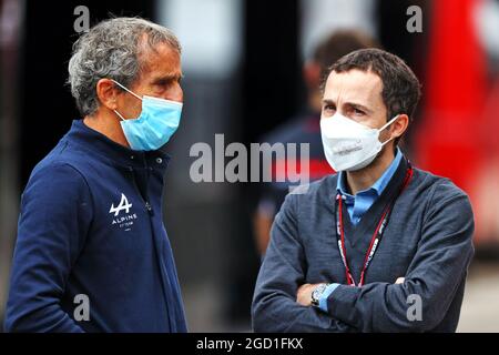 (L bis R): Alain Prost (FRA) Alpine F1 Team Non-Executive Director mit Nicolas Todt (FRA) Driver Manager. Großer Preis der Emilia Romagna, Sonntag, 18. April 2021. Imola, Italien. Stockfoto