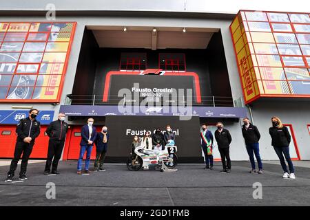 F1 zollt dem zweimaligen 125ccm-Weltmeister und Moto GP Team Manager Fausto Gresini (ITA) Tribut. Großer Preis der Emilia Romagna, Sonntag, 18. April 2021. Imola, Italien. Stockfoto