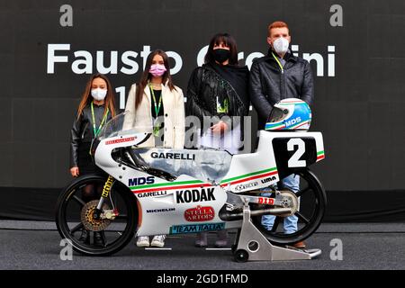 F1 zollt dem zweimaligen 125ccm-Weltmeister und Moto GP Team Manager Fausto Gresini (ITA) Tribut. Großer Preis der Emilia Romagna, Sonntag, 18. April 2021. Imola, Italien. Stockfoto