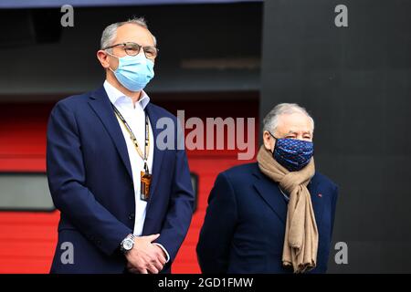 (L bis R): Stefano Domenicali (ITA) Formel-1-Präsident und CEO; Jean Todt (FRA) FIA-Präsident - F1 würdigt den zweimaligen 125ccm-Weltmeister und Moto GP-Teamchef Fausto Gresini (ITA). Großer Preis der Emilia Romagna, Sonntag, 18. April 2021. Imola, Italien. Stockfoto