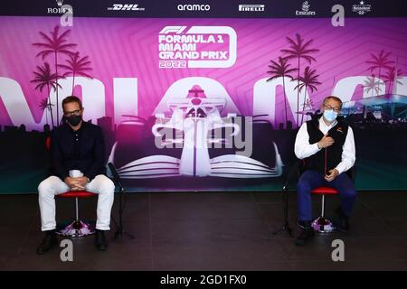 (L bis R): Tom Garfinkel (USA) Vice Chairman, President und Chief Executive Officer des Miami Dolphins and Hard Rock Stadium und Stefano Domenicali (ITA), Formel-1-Präsident und CEO – Ankündigung des Grand Prix von Miami. Großer Preis der Emilia Romagna, Sonntag, 18. April 2021. Imola, Italien. FIA Pool-Bild nur zur redaktionellen Verwendung Stockfoto
