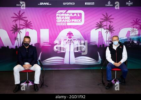 (L bis R): Tom Garfinkel (USA) Vice Chairman, President und Chief Executive Officer des Miami Dolphins and Hard Rock Stadium und Stefano Domenicali (ITA), Formel-1-Präsident und CEO – Ankündigung des Grand Prix von Miami. Großer Preis der Emilia Romagna, Sonntag, 18. April 2021. Imola, Italien. FIA Pool-Bild nur zur redaktionellen Verwendung Stockfoto