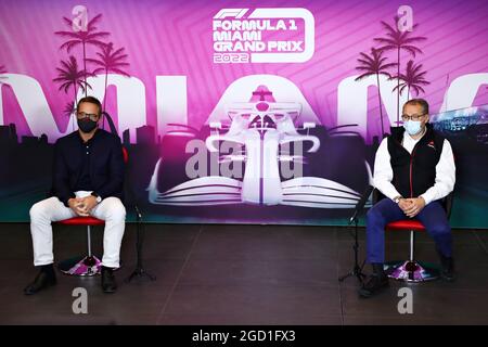 (L bis R): Tom Garfinkel (USA) Vice Chairman, President und Chief Executive Officer des Miami Dolphins and Hard Rock Stadium und Stefano Domenicali (ITA), Formel-1-Präsident und CEO – Ankündigung des Grand Prix von Miami. Großer Preis der Emilia Romagna, Sonntag, 18. April 2021. Imola, Italien. FIA Pool-Bild nur zur redaktionellen Verwendung Stockfoto