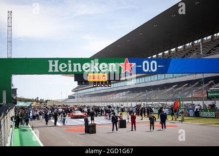 Das Startfeld vor dem Start des Rennens. Großer Preis von Portugal, Sonntag, 2. Mai 2021. Portimao, Portugal. Stockfoto